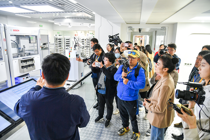 2023年10月16日，第三屆“一帶一路”國(guó)際合作高峰論壇新聞中心組織中外記者采訪。記者在中德大廈內(nèi)的博世未來(lái)工廠展區(qū)參觀，了解其高質(zhì)量創(chuàng)新發(fā)展成果。