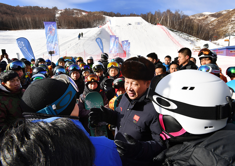 2017年1月23日，習(xí)近平總書記在云頂滑雪場(chǎng)同正在集訓(xùn)的國(guó)家滑雪隊(duì)運(yùn)動(dòng)員及滑雪愛好者親切交談。