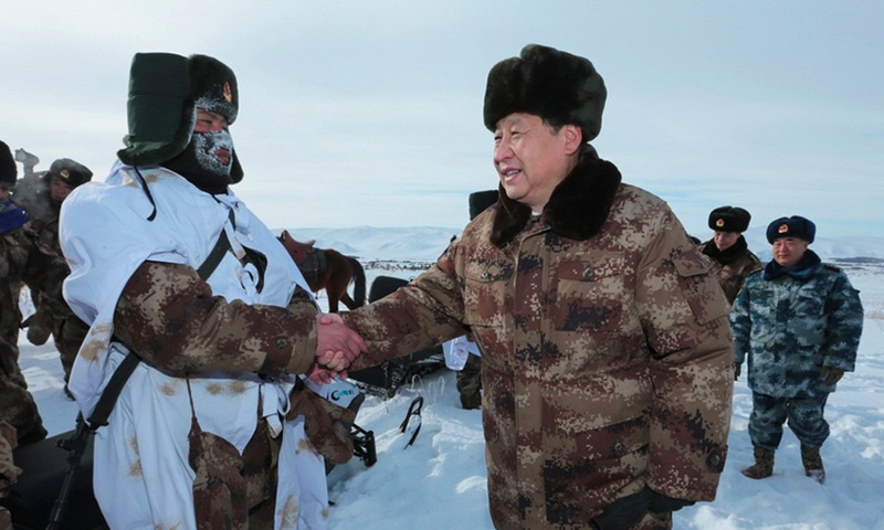 2014年1月26日，習(xí)近平總書記春節(jié)前夕冒嚴(yán)寒踏冰雪慰問(wèn)邊防官兵。