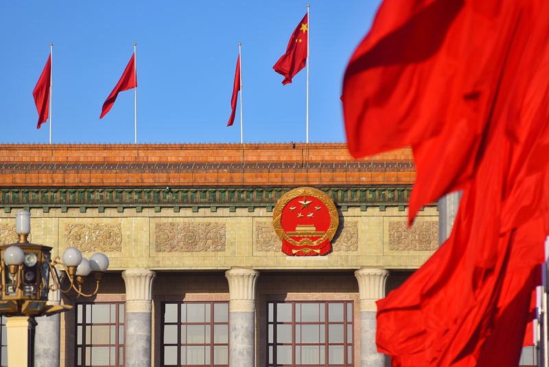 2024年3月8日，北京上空現(xiàn)“兩會(huì)藍(lán)”，人民大會(huì)堂前紅旗飄揚(yáng)。