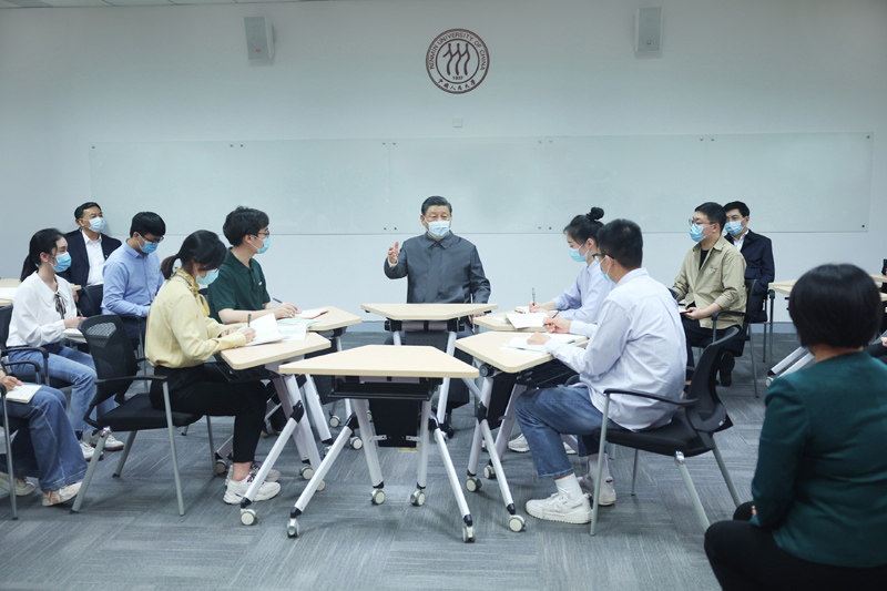2022年4月25日，習(xí)近平總書記來到中國人民大學(xué)考察調(diào)研。這是總書記在立德樓觀摩思政課智慧教室現(xiàn)場(chǎng)教學(xué)并參與討論。
