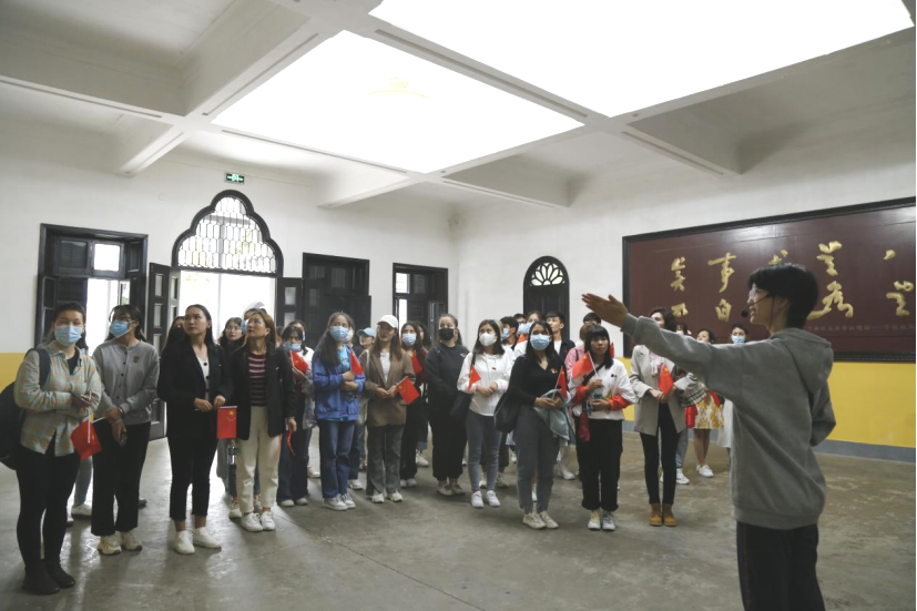 2021年5月20日，在喜迎中國共產(chǎn)黨建黨100周年之際，我校開展了少數(shù)民族學(xué)生“學(xué)黨史、感恩黨、跟黨走”紅色研學(xué)活動(dòng)。