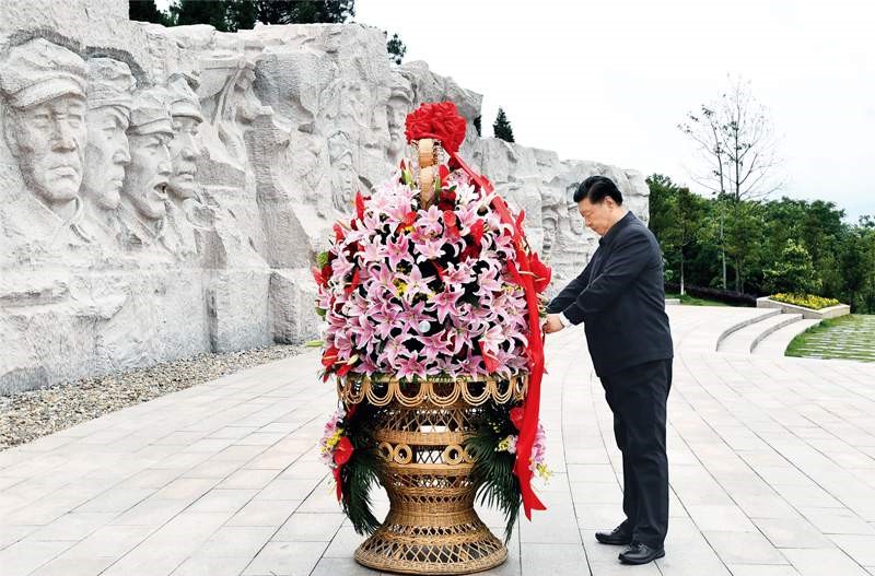 2021年4月25日至27日，中共中央總書記、國家主席、中央軍委主席習(xí)近平在廣西考察。這是25日上午，習(xí)近平在位于桂林市全州縣的紅軍長征湘江戰(zhàn)役紀念園，向湘江戰(zhàn)役紅軍烈士敬獻花籃。 新華社記者 謝環(huán)馳/攝