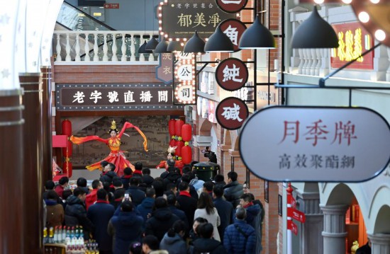顧客在天津老字號(hào)集合店內(nèi)觀看演出。新華社記者 趙子碩 攝