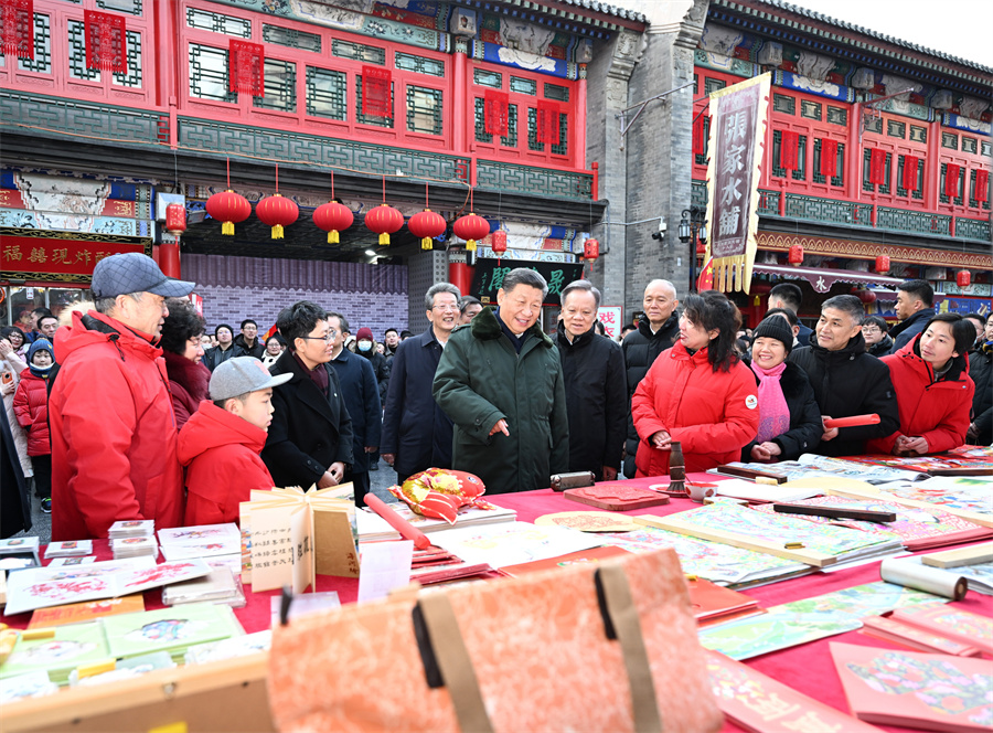 2024年2月1日下午，習(xí)近平在天津古文化街考察時(shí)，同店鋪員工和現(xiàn)場(chǎng)群眾互動(dòng)交流。新華社記者 謝環(huán)馳 攝