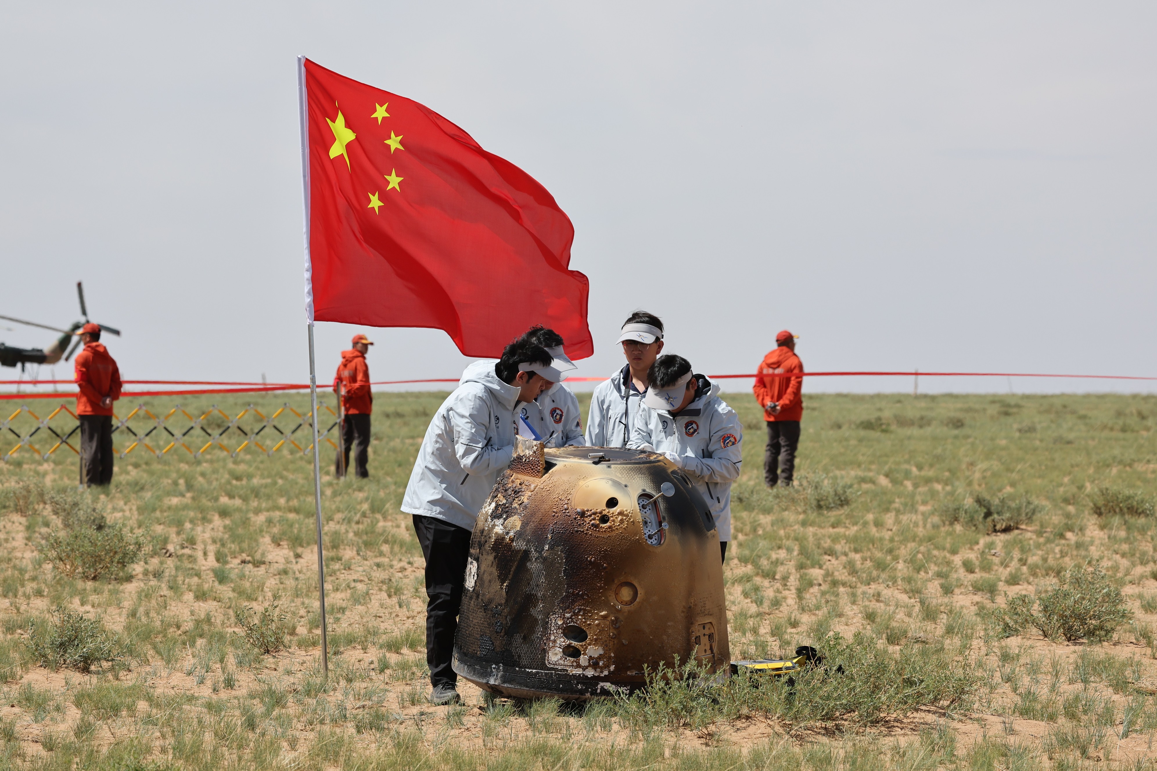 6月25日拍攝的嫦娥六號返回器回收現(xiàn)場。