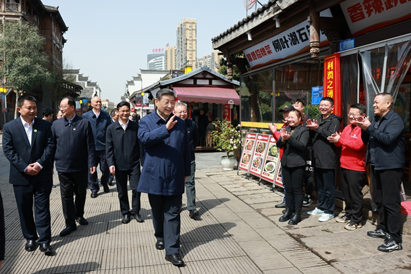 2024年3月19日上午，習(xí)近平在常德河街考察時(shí)，同店主和游客親切交流。新華社記者 王曄 攝