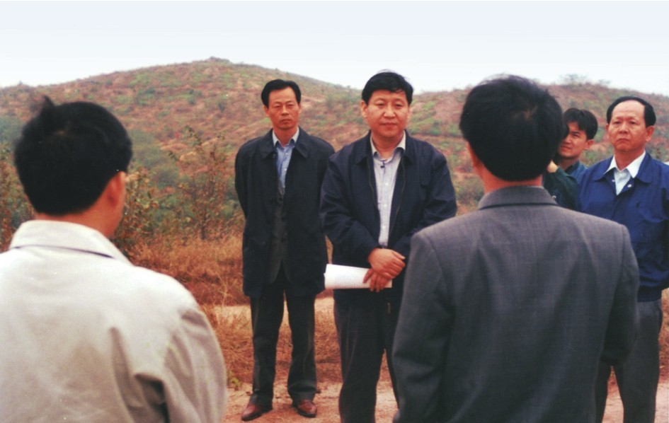 1999年11月，習(xí)近平在龍巖市長(zhǎng)汀縣河田水土流失治理區(qū)調(diào)研。圖源：《習(xí)近平在福建（下）》