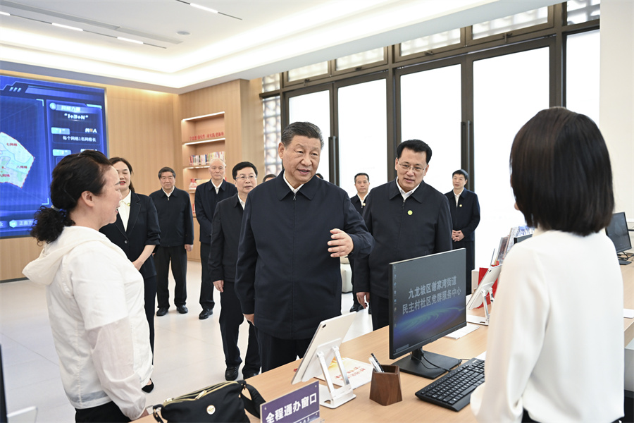 2024年4月22日至24日，中共中央總書記、國家主席、中央軍委主席習(xí)近平在重慶考察。這是22日下午，習(xí)近平在九龍坡區(qū)謝家灣街道民主村社區(qū)考察。新華社記者 謝環(huán)馳 攝