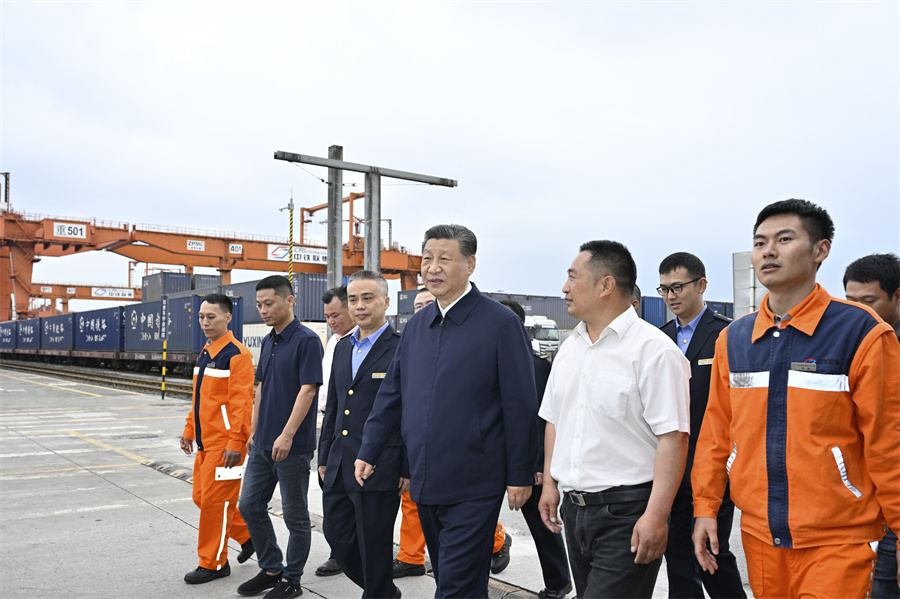2024年4月22日至24日，中共中央總書記、國家主席、中央軍委主席習(xí)近平在重慶考察。這是22日下午，習(xí)近平在重慶國際物流樞紐園區(qū)重慶鐵路集裝箱中心站，同貨車司機、列車司機、裝卸工人、場站管理人員等親切交流。新華社記者 岳月偉 攝