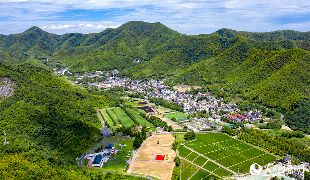 俯瞰余村全貌。人民網(wǎng) 章勇濤 攝