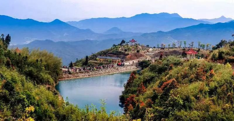 圖為游客們到軍營村七彩池欣賞美景。廈門市委宣傳部供圖