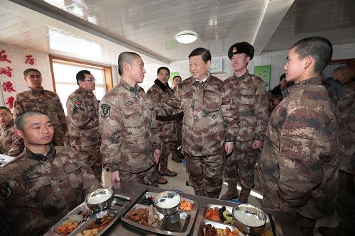 2014年1月26日中午，習(xí)近平來到連隊食堂，同戰(zhàn)士們一起用餐。新華社記者 李剛 攝