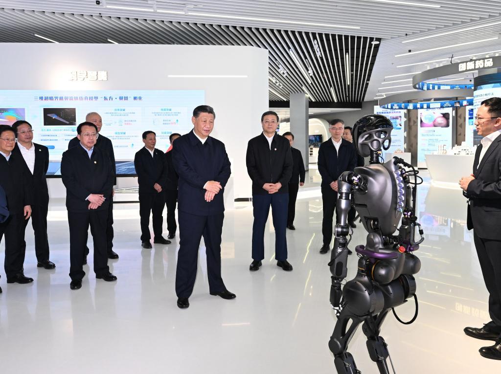 2023年11月28日下午，習(xí)近平在浦東新區(qū)張江科學(xué)城參觀上?？萍紕?chuàng)新成果展。新華社記者 謝環(huán)馳 攝